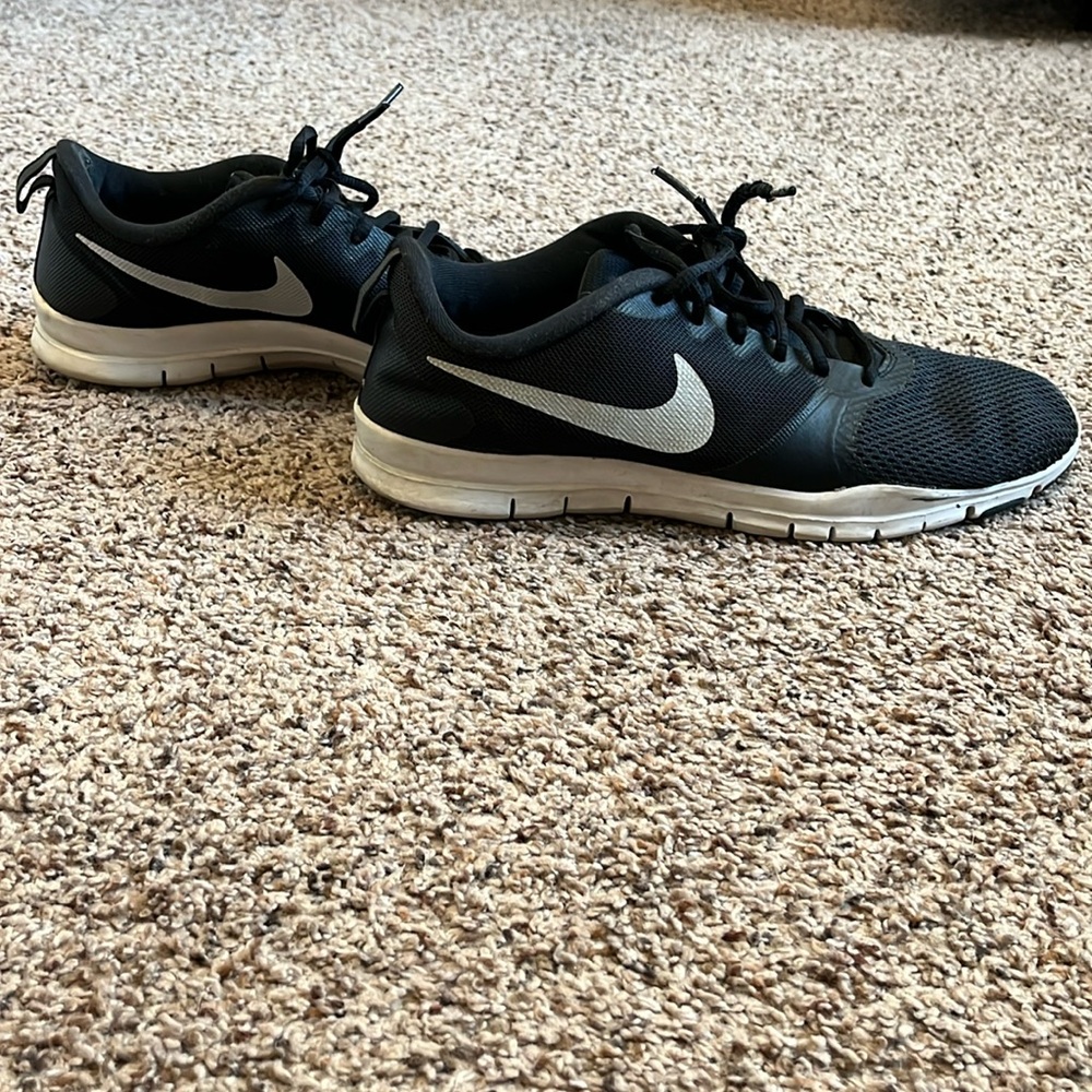 Black Women’s Nike training sneakers